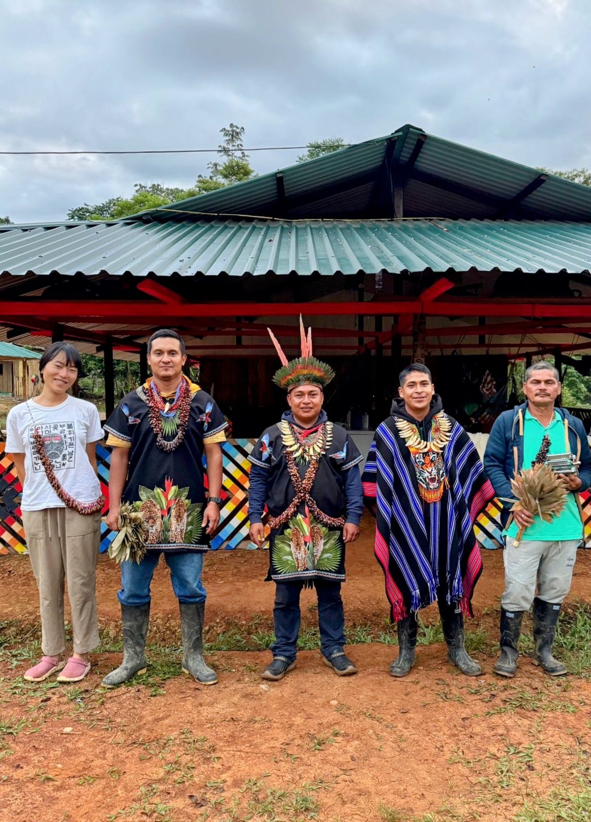 Min with taitas and family in front of the ceremonial maloca