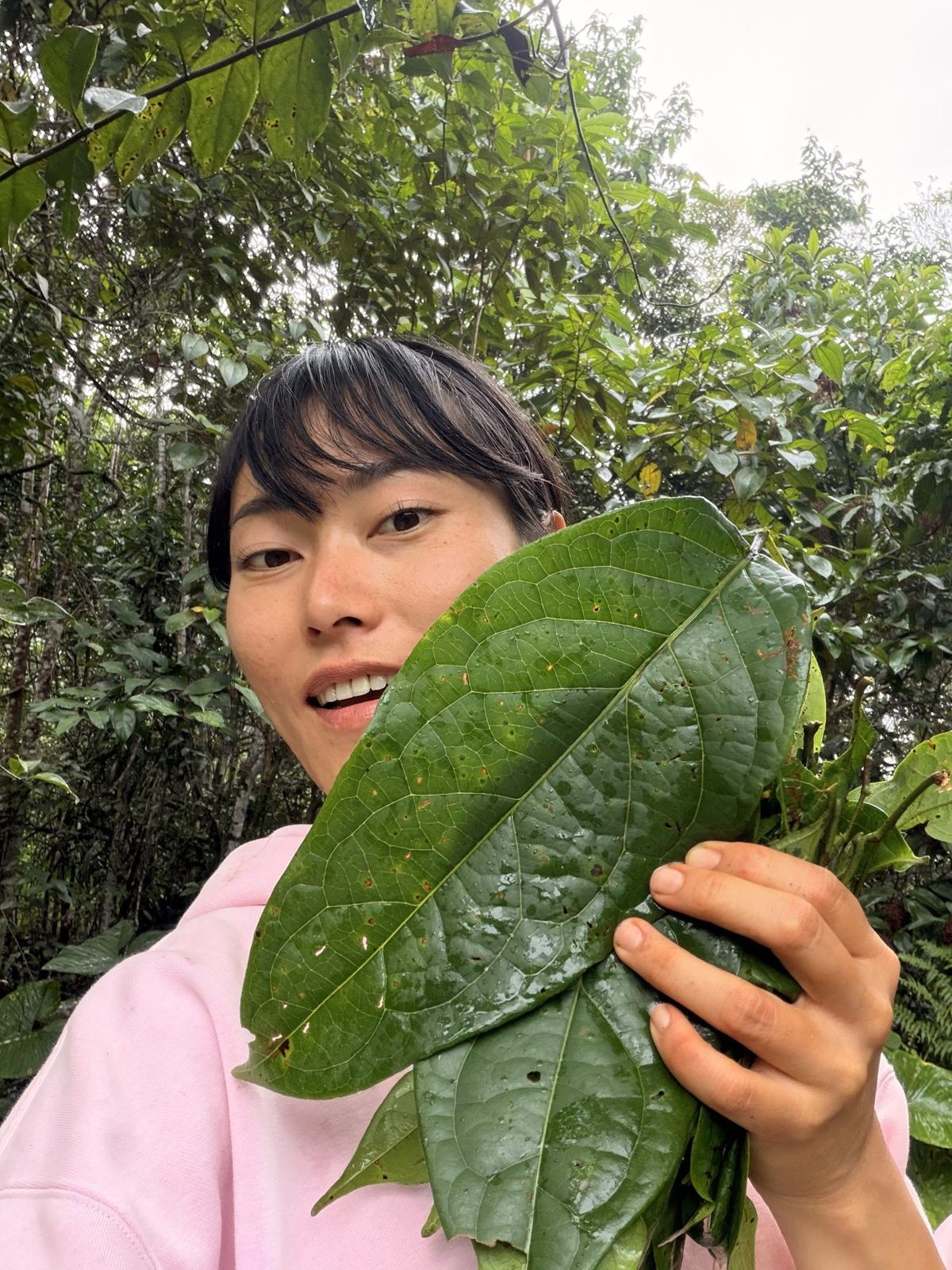Min holding a big leaf