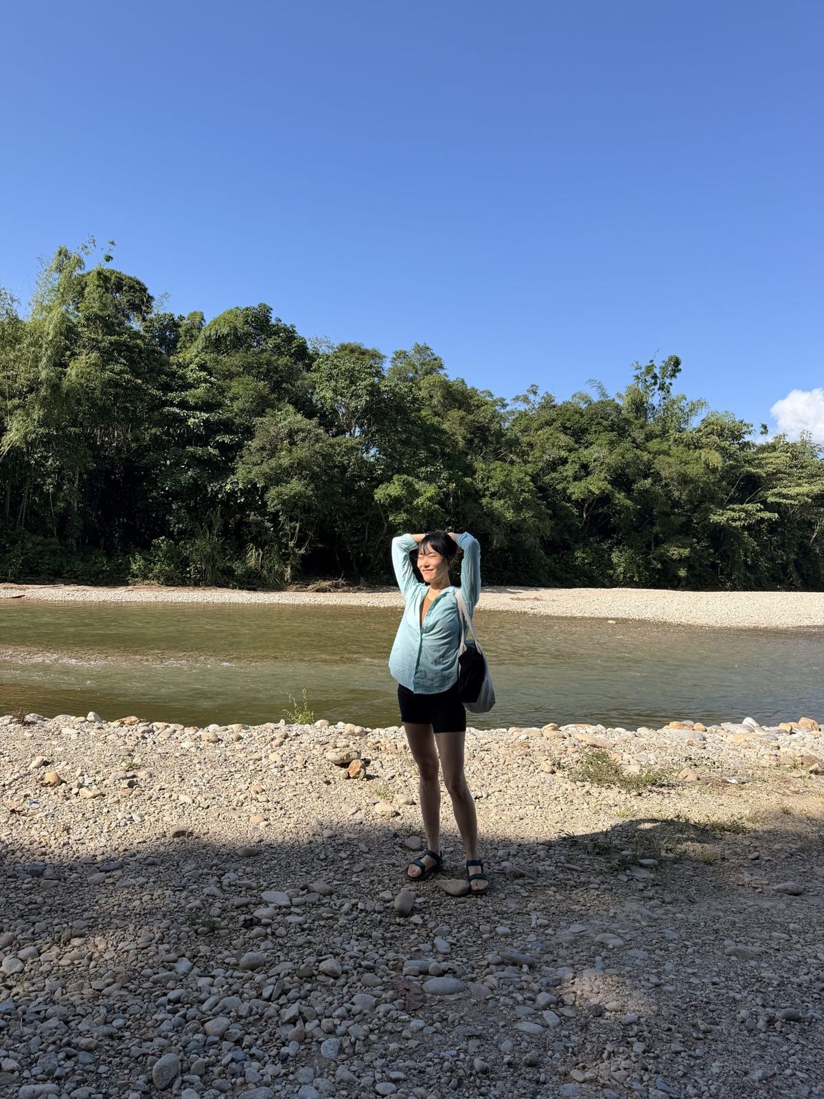 Min standing at a wide river